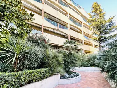a building with plants in front of it at Cannes Center - Appartement 2 pièces avec terrasse in Cannes