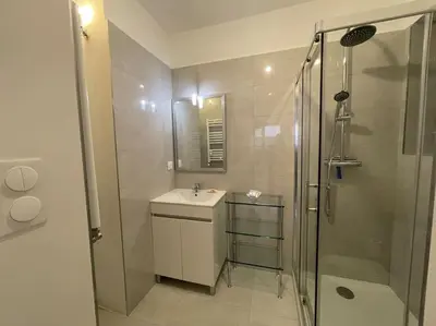 a bathroom with a sink and a shower at Beau studio - 100m de la plage Palm beach in Cannes