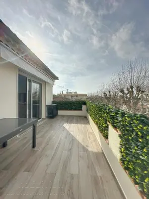 a patio with a ping pong table and a hedge at AGENCIA appartement 2 Pièces lumineux terrasse in Cannes