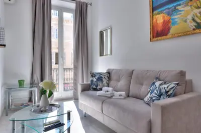 a living room with a couch and a glass table at LE FELIX au cœur du centre-ville, emplacement idéal pour loisirs ou congrès in Cannes