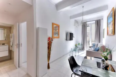 a living room with a couch and a table at LE FELIX au cœur du centre-ville, emplacement idéal pour loisirs ou congrès in Cannes