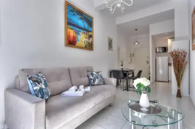 a living room with a couch and a table at LE FELIX au cœur du centre-ville, emplacement idéal pour loisirs ou congrès in Cannes