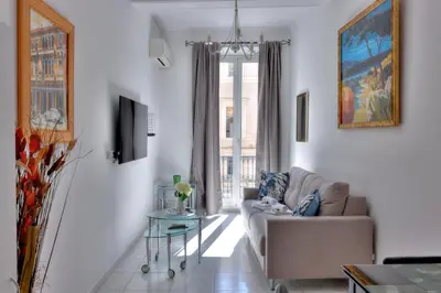 a living room with a couch and a table at LE FELIX au cœur du centre-ville, emplacement idéal pour loisirs ou congrès in Cannes