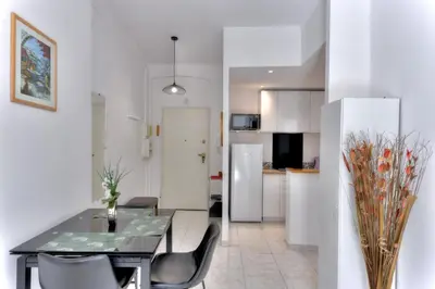 a kitchen and dining room with a table and chairs at LE FELIX au cœur du centre-ville, emplacement idéal pour loisirs ou congrès in Cannes