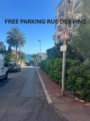 a street sign that reads free parkingrue des pits at Beau 2 chambres TERRASSE, JARDIN, Picaud- Proche Plages MIDI A2B241 in Cannes