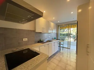 a kitchen with a sink and a counter top at C012-Appartement confortable avec piscine, tennis et grand parc in Cannes