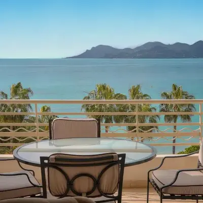 Buckingham & Lloyds - Cannes