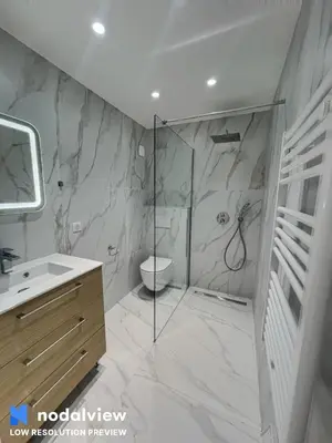a bathroom with a shower and a sink at Cannes Appartement 3 pièces vue mer in Cannes