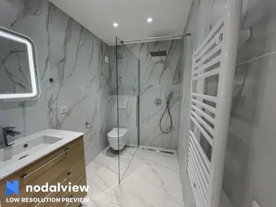 a bathroom with a shower and a sink at Cannes Appartement 3 pièces vue mer in Cannes