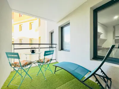 a balcony with chairs and a glass table at Le Cocon - 2 pièces centre Cannes - Terrasse in Cannes