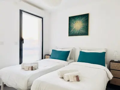 two twin beds in a room with a window at Le Cocon - 2 pièces centre Cannes - Terrasse in Cannes