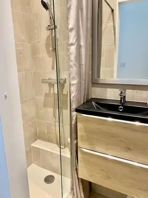 a bathroom with a shower and a sink at 2chambres 2 salles de bains Palais des Festivals in Cannes