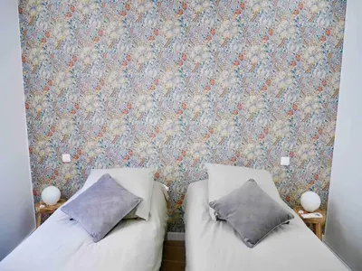 two beds in a room with a floral wallpaper at Maison La Casetta (2ch / 2sdb) - Le Suquet Cannes in Cannes