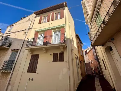 a building with a balcony on the side of it at Maison La Casetta (2ch / 2sdb) - Le Suquet Cannes in Cannes