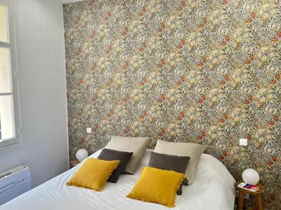 a bedroom with a bed with a floral wallpaper at Maison La Casetta (2ch / 2sdb) - Le Suquet Cannes in Cannes