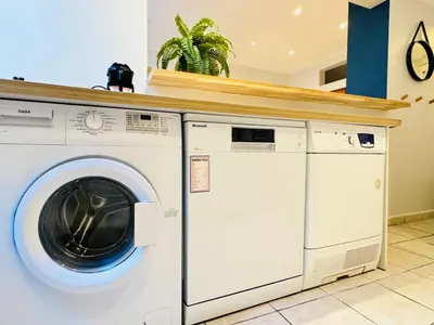 a washing machine and a dryer in a room at L'écrin - 2 pièces - Le Suquet in Cannes