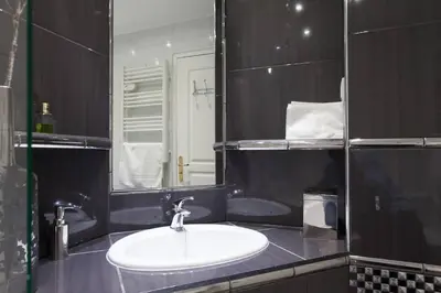 a bathroom with a white sink and a mirror at Cannes Meynadier: Superbe appartement trois pièces in Cannes