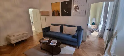 a living room with a blue couch and a table at Cannes Meynadier: Superbe appartement trois pièces in Cannes