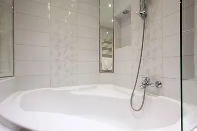 a bathroom with a bath tub with a shower at Cannes Meynadier: Superbe appartement trois pièces in Cannes