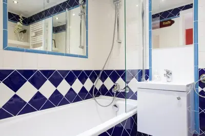 a bathroom with a tub and a sink and a mirror at Cannes Meynadier: Superbe appartement trois pièces in Cannes