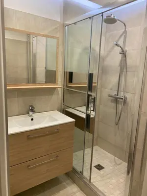 a bathroom with a sink and a shower at Appartement vue sur mer, proche Croisette in Cannes