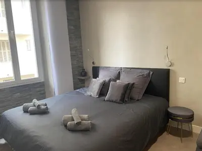 two stuffed animals on a bed in a bedroom at PACA Properties 41H2 - Studio cosy in Cannes