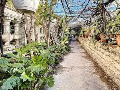 a greenhouse filled with lots of plants and a walkway at CANNES RIVAGE bord de mer in Cannes