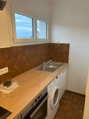 a kitchen with a sink and a washing machine at Magnifique appartement in Cannes