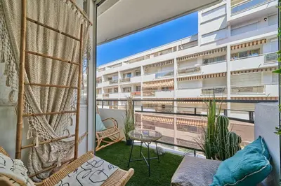 an apartment balcony with a view of a building at Appartemet a Cannes/Plage/Centre in Cannes