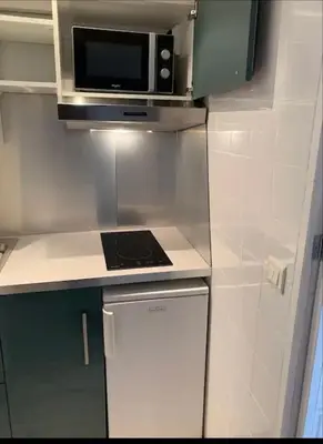 a small kitchen with a microwave and a stove at Grand studio centre Cannes in Cannes